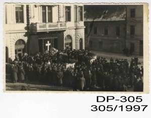 Pohreb Jána Cibuľu. Zhromaždenie smútiacich pred budovou Poštového úradu v Banskej Bystrici. Poštové múzeum Banská Bystrica