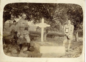 Hrob mladého Csesznáka (vľavo stojí podplukovník Janos Mestitz)
