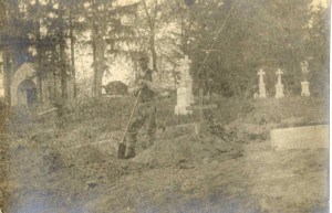 Kopanie hrobu pre mladého Gyulu Csesznáka v Kalnikowe
