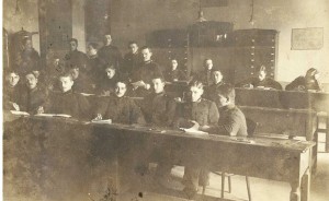 Školská trieda, kde chodil Gyula Csesznák v Budapešti (nachádza sa pravdepodobne v zadnom rade, druhý z prava)
