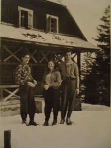  Chata na Suchom vrchu - zima 1955 zľava Vlado Wágner, Hedviga Pulišová a Štefan Wágner
