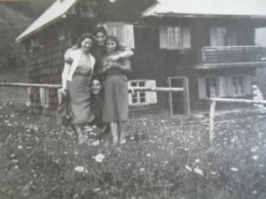 Chata nad Králikami - leto 1955 zľava Hedviga Pulišová, Vlado Wágner, Emília Pulišová