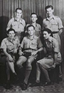 Chavira s ostatnými parašutistami (vľavo dole)